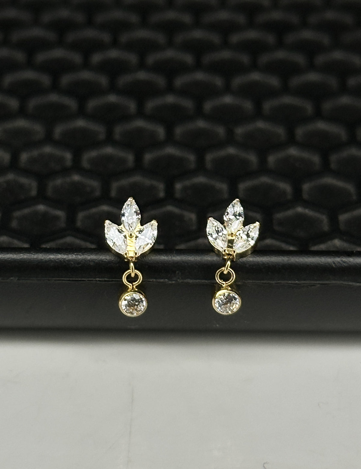 VÉRA FLAT STUDS - PAIR